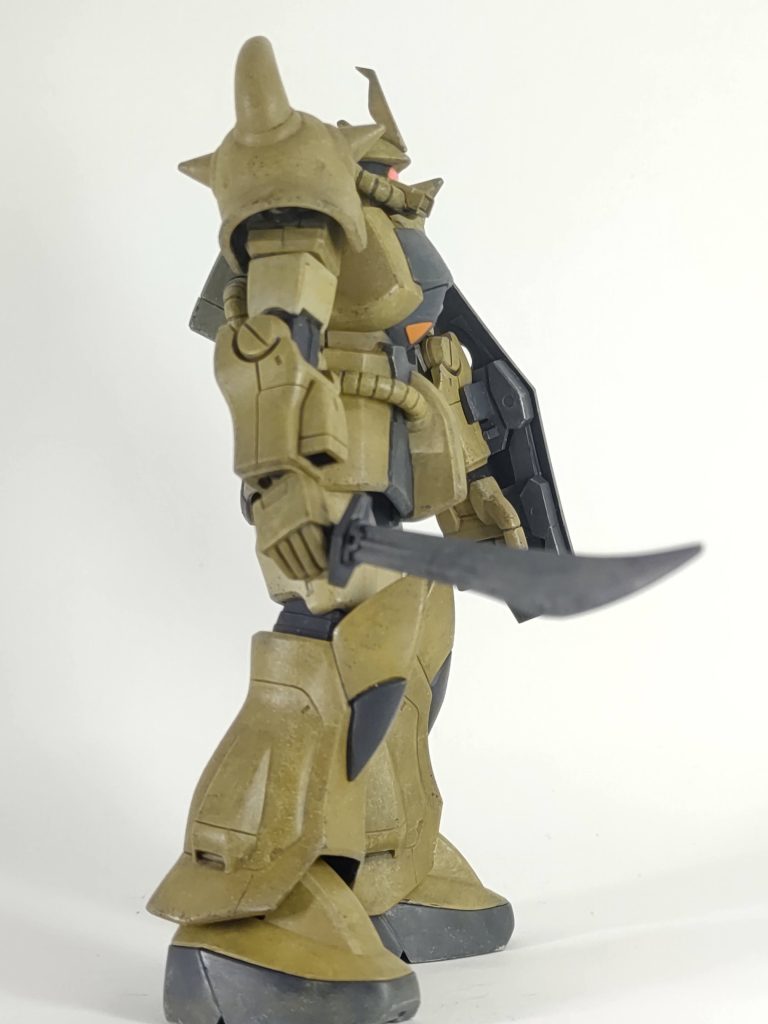 何故か横から撮った写真があった。ヒートソードは蛍光オレンジを持ってなくて(クリアオレンジはあるが)、グフカスタムみたいに物理剣ということに。コックピットのオレンジはキット付属のホイルシールです。