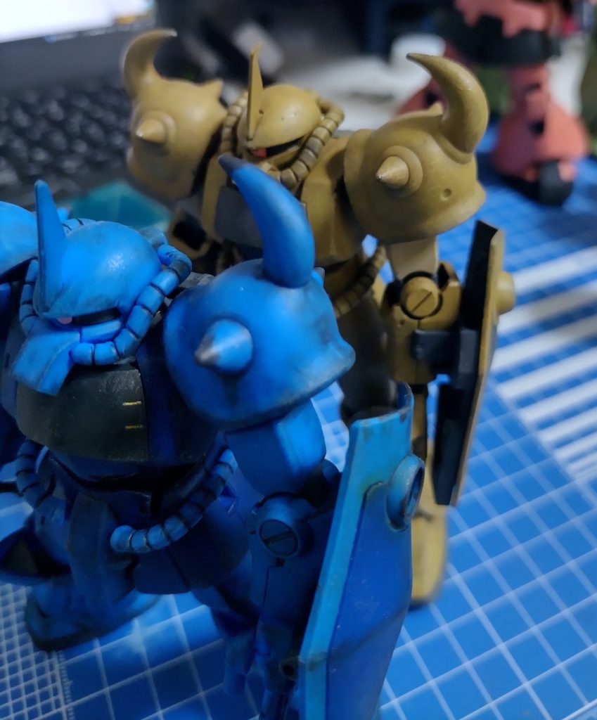 リバイブ前のキットで関節は全部後ハメ？(後刺し？)する作りなので塗装には楽でよかったですが、ボディパーツが前後2つのモナカ構成でスカート動かないし、肩関節もスイングしないので可動域は狭いですね。ただスパイクアーマーの造型はリバイブ版よりこっちの方が好きです。得にスパイクの根元の解釈。