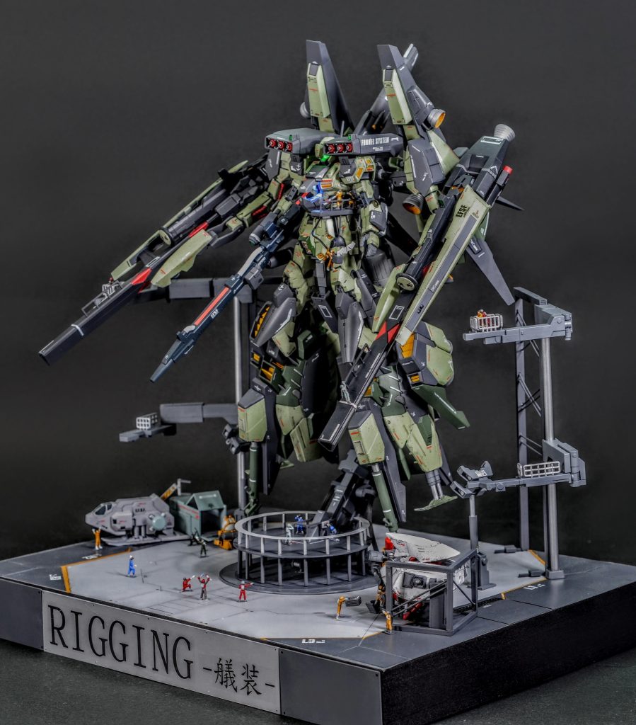 ラプラス事変において出現したネオジオングに脅威を覚えた連邦軍が、次なる大型サイコマシーンの出現に備え急遽配備したモビルスーツ内蔵型大型機動兵器です。 A.O.Zのヘイズル高機動型やギガンティック・アームのデータがフィードバックされている設定です。