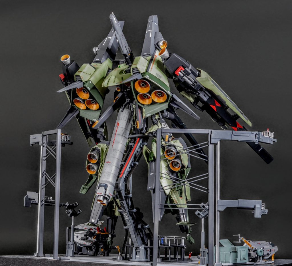 大推力を表現したかったので機体後方にはバーニアを集中させています。作品展示用のスタンドも、作品の一部としてディテールを追加しています。