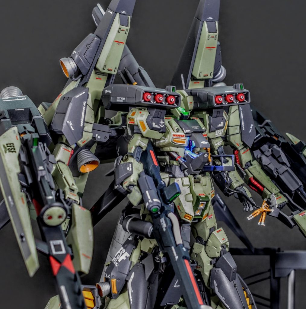 ジェガンのコクピットやハッチも再現しました。サイコフレームを取り付けるために脇腹の装甲を開いており、さらに隙間から赤い球体コクピットが見えます（暗くてほとんどど見えないけど…）よく見ると球体コクピット内にはパイロットも着座しています。