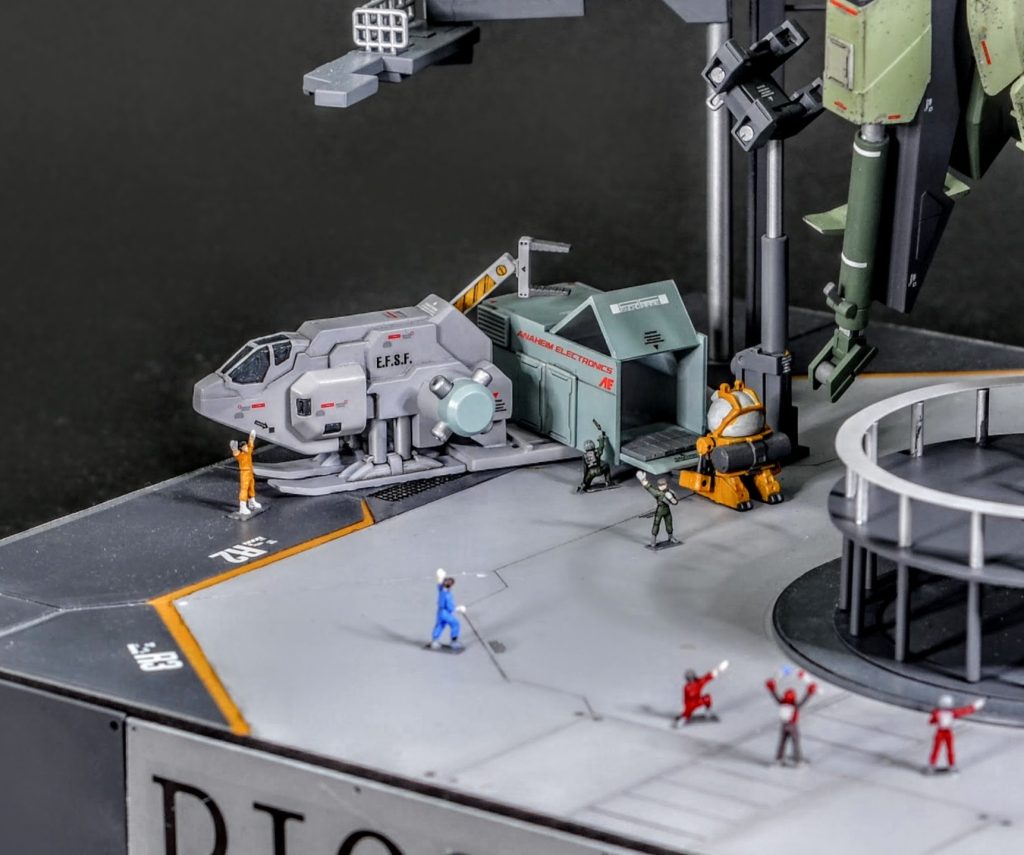 輸送用のトランスポーターは94式ベースジャバーを改造して作りました。コンテナはプラ板とビルダーズパーツです。コンテナをよく見るとアナハイム製の資材を積んでいたことがわかります。トロハチは数年前にやっていたガンプラ購入特典でもらったキットのやつです。