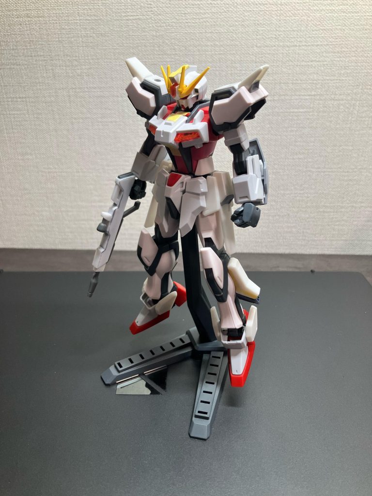 本体ほとんどHGストライクルージュまんまですが、頂き物をメインとした改造なのでご容赦を。ビームライフルはエクシードギャラクシーのビームガンをベースにプラ板でペタペタと。