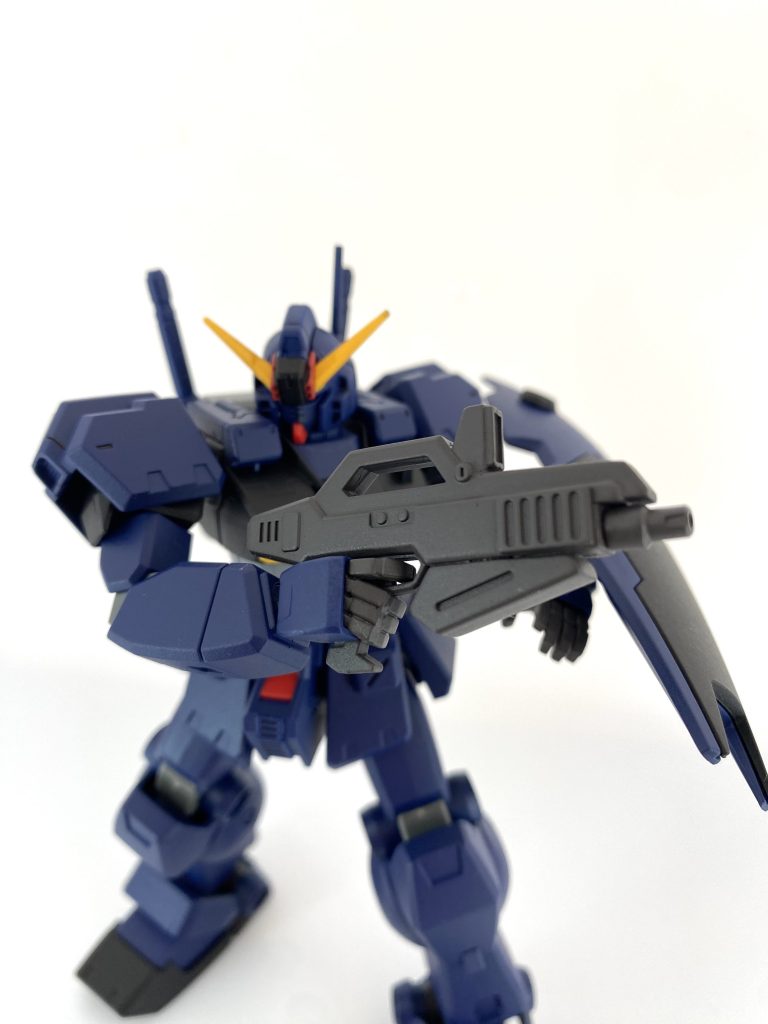 ビームライフルはヘイズルの標準装備を更にコンパクトな形状に改造。