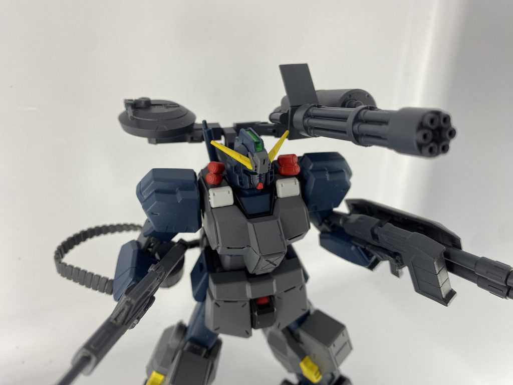 バックパックにはレドームとガトリング砲を装備。 外伝『ミッシングリンク』のFAスレイヴ・レイスを参考に、グフカスタムの余りパーツを流用しました。肩部マルチウェポンは牽制用ミサイルという設定です。