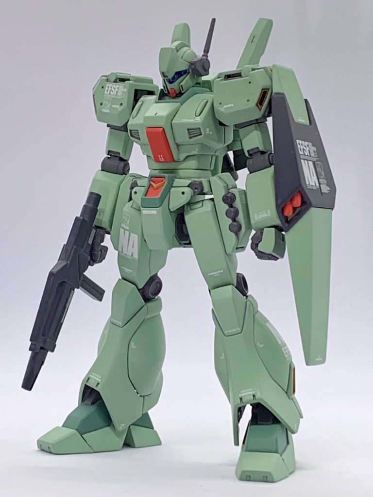 二の腕と太さと靴の大きさがイカつく見せていると感じたので、二の腕をリバイブガンダムから拝借。靴はつま先で切断して2ミリ前後を短くしております。また、腰で1.5ミリ程延長しています。 