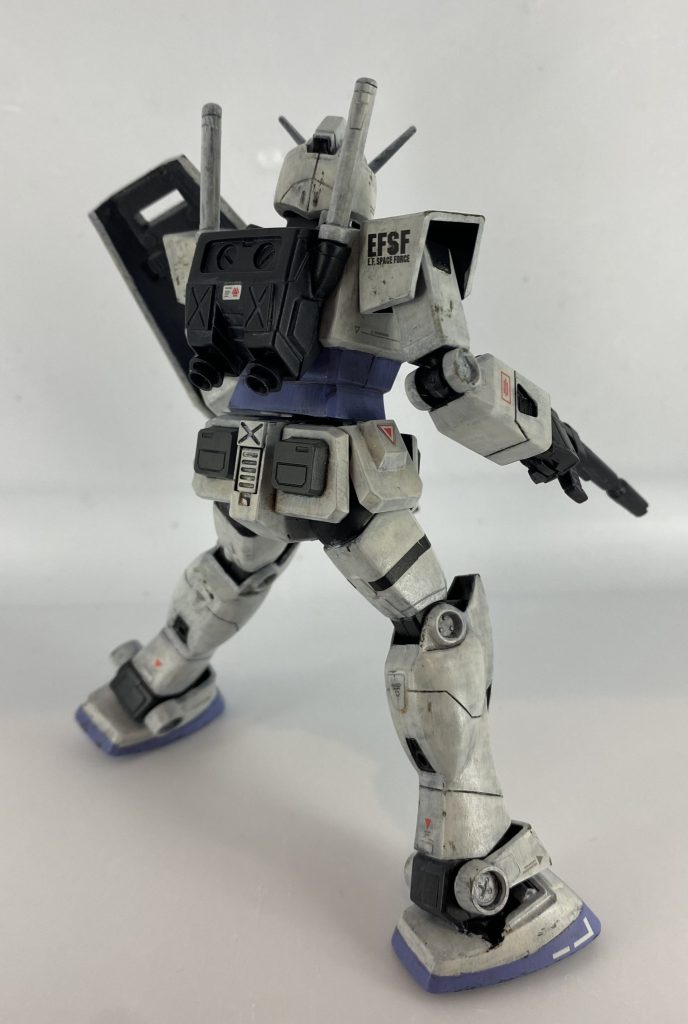 その他:キット独自のシールド裏の予備サーベルや、腰のバズーカラックは削除、さらにビームサーベルの柄を短くして角度を変更するなど、細々と改修しました。