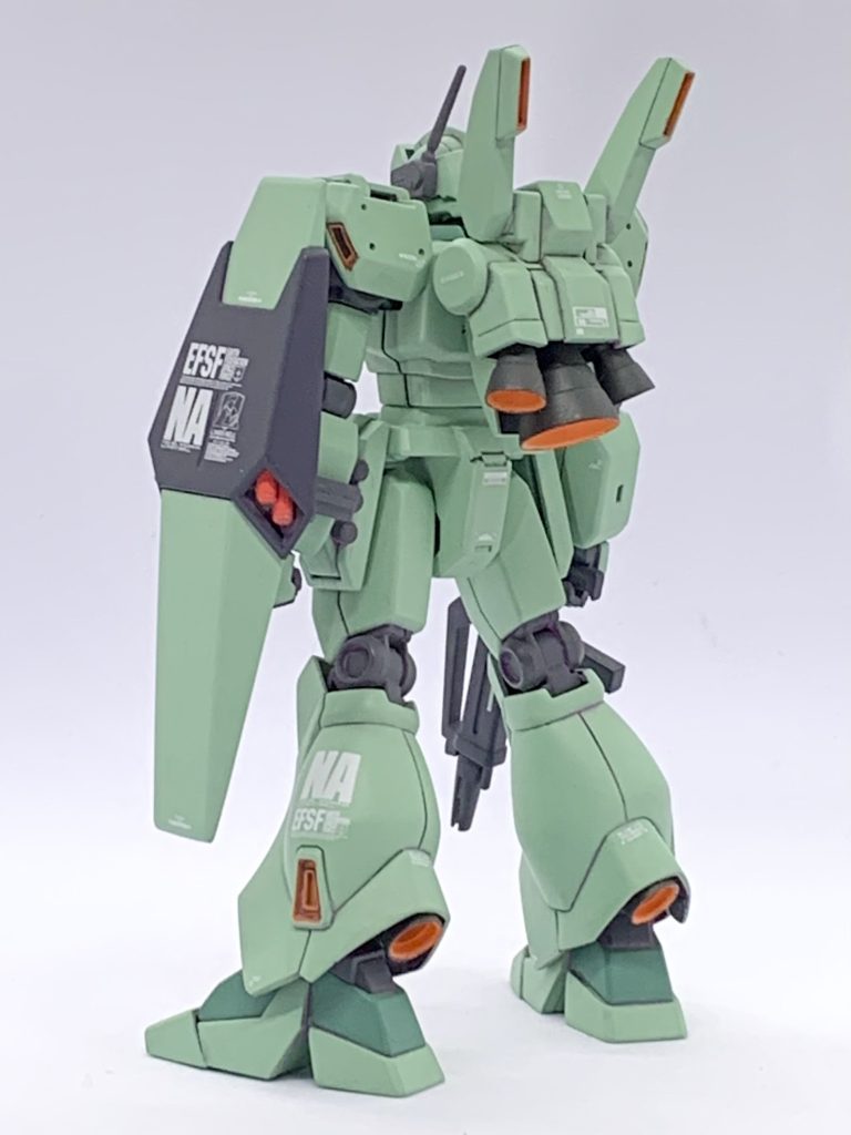 カトキハジメメカニカルアーカイブスのイラストを参考に、スネにプラ板を貼り足し切ったりしながら修正してます。