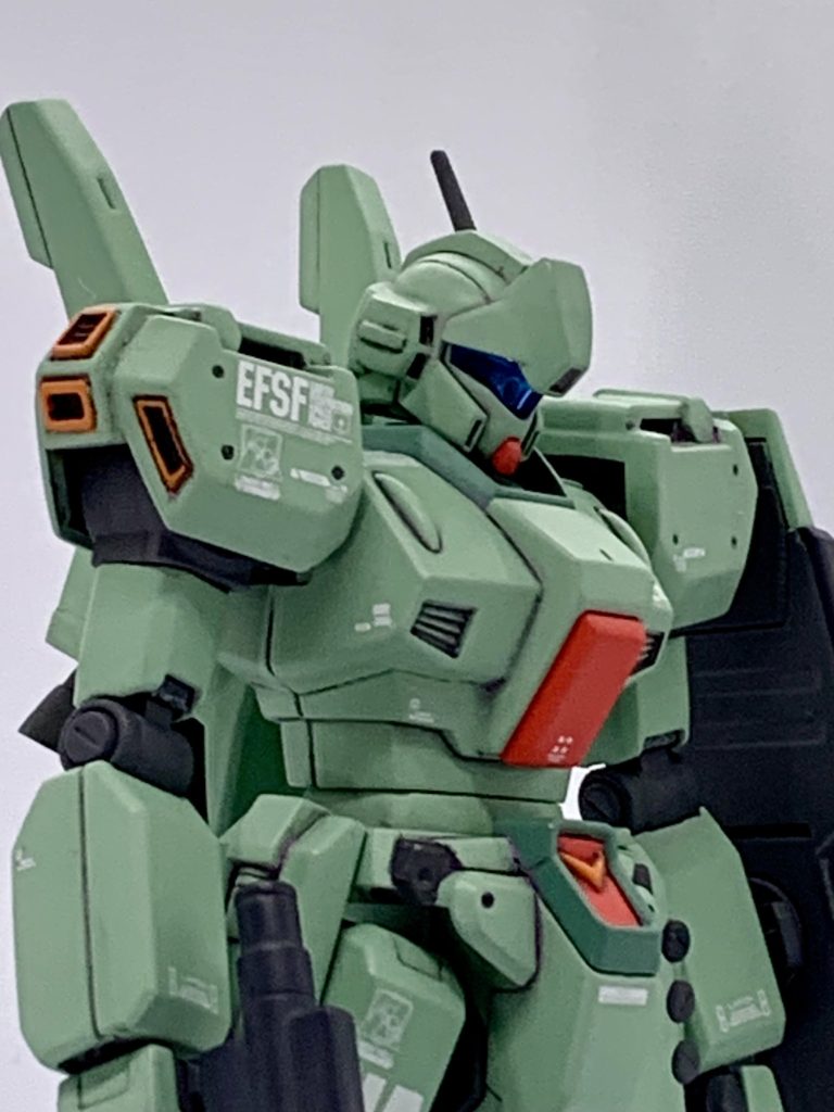 肩アーマーは合わせ目消すのが大変なので、WAVE等のバーニアパーツを入れてます。