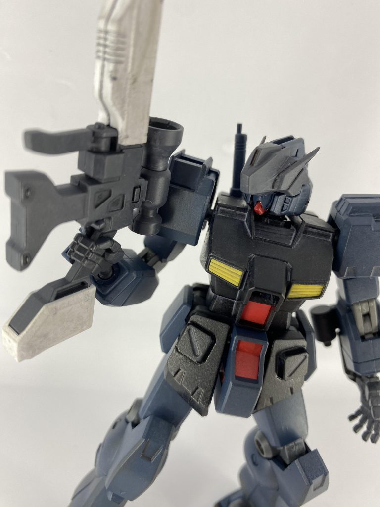 頭部こそヘイズルですが、ボディはジムカスタムです。  あくまで光学センサーの試験目的なので、ヘイズル要素は頭部のみ。右肩は今後試験するであろう装備の取付を想定したもの。