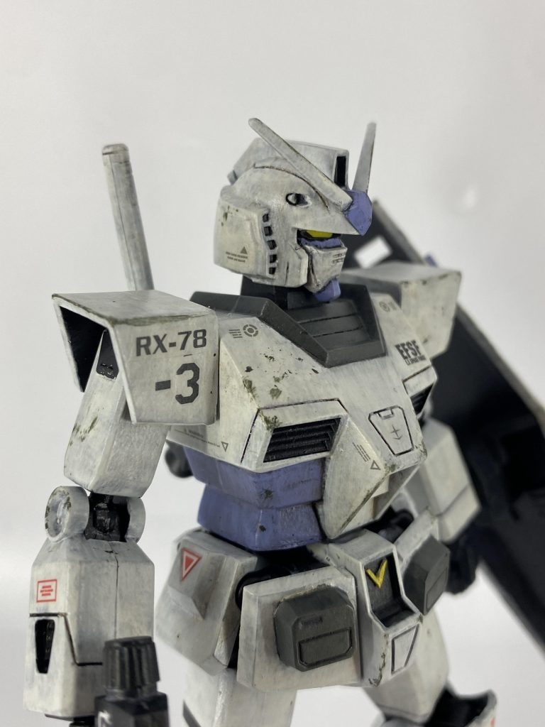 BJ接続により顎引き可能に顔面パーツを切り離し、目元の位置を上げ、頬下を削って若干の小顔化。 鼻の下を伸ばした顔から割と端正になった気がします。