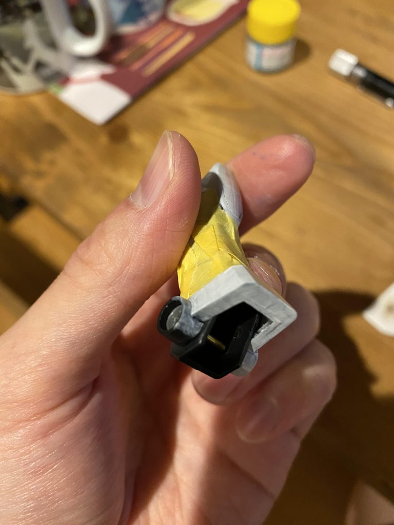 足首のアーマーを足から切り離し。 足首に開孔し、真鍮線で接続後に可動軸外側からディテールアップパーツでカバー。