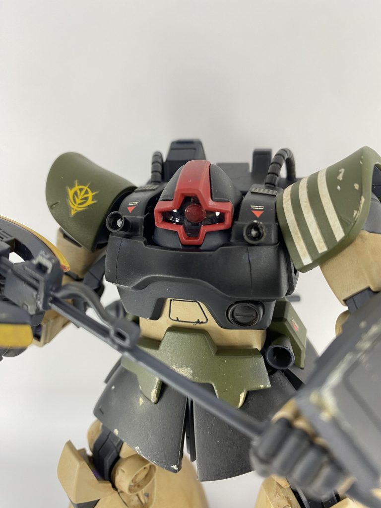 部隊内での番号識別のため、肩アーマーに3本線。    その他、くどくならない程度にデカールぺたり。