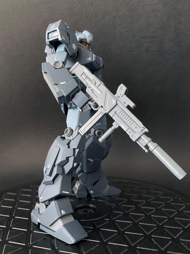 銃も兵器感満載。