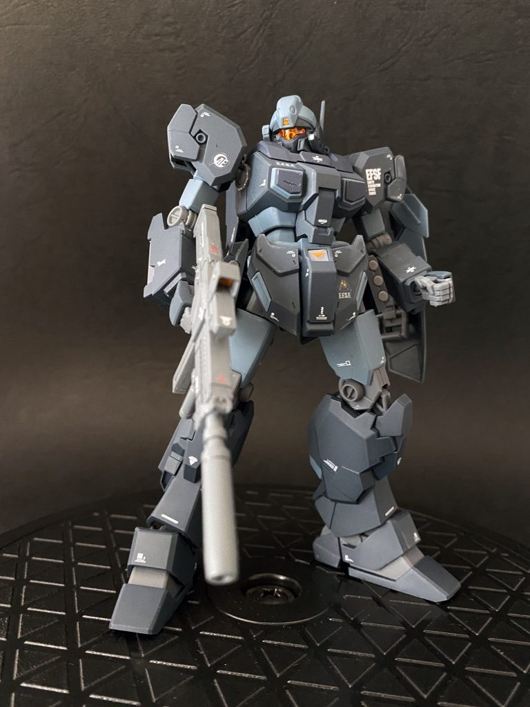 特務感溢れる佇まい。