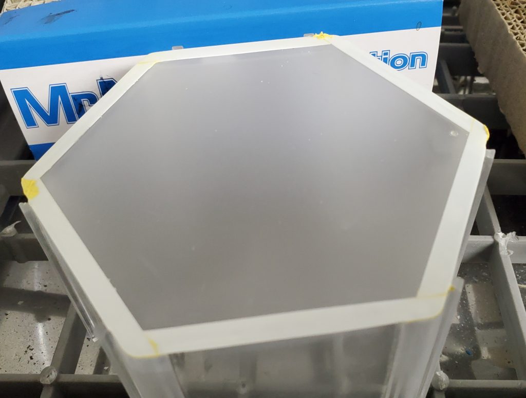 縁はプラ板で囲いました。隙間もちょっと出来たところにはポリパテで埋めたり。あとは光を拡散しやすいようにつや消しスプレーを吹きました。