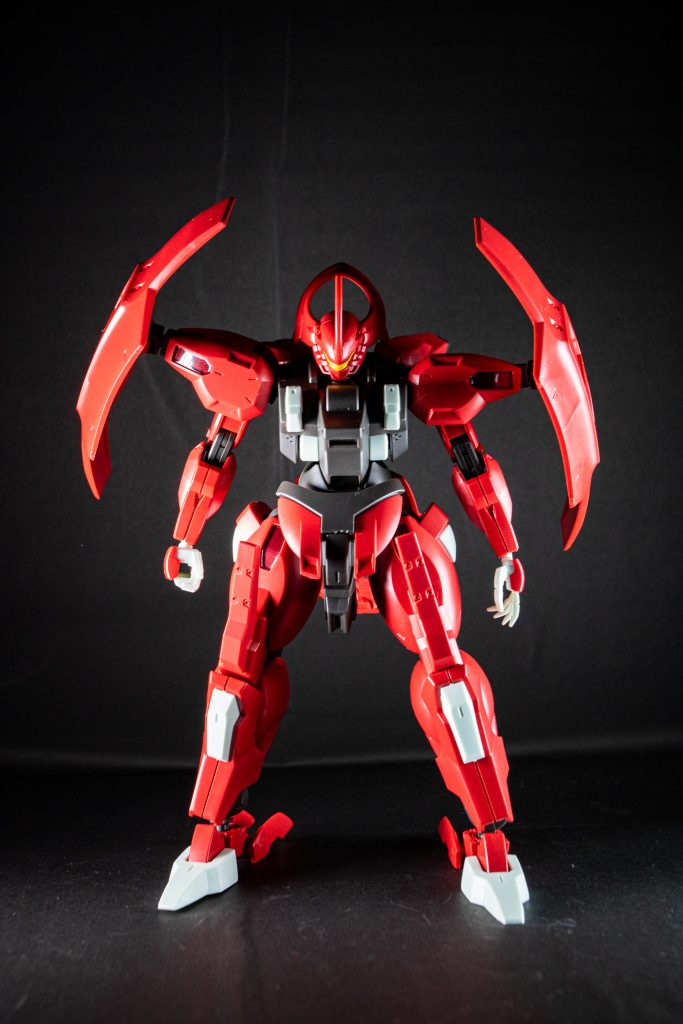 正面から。ずんぐりむっくりなボディラインから先端が細くなるようなデザインだ。