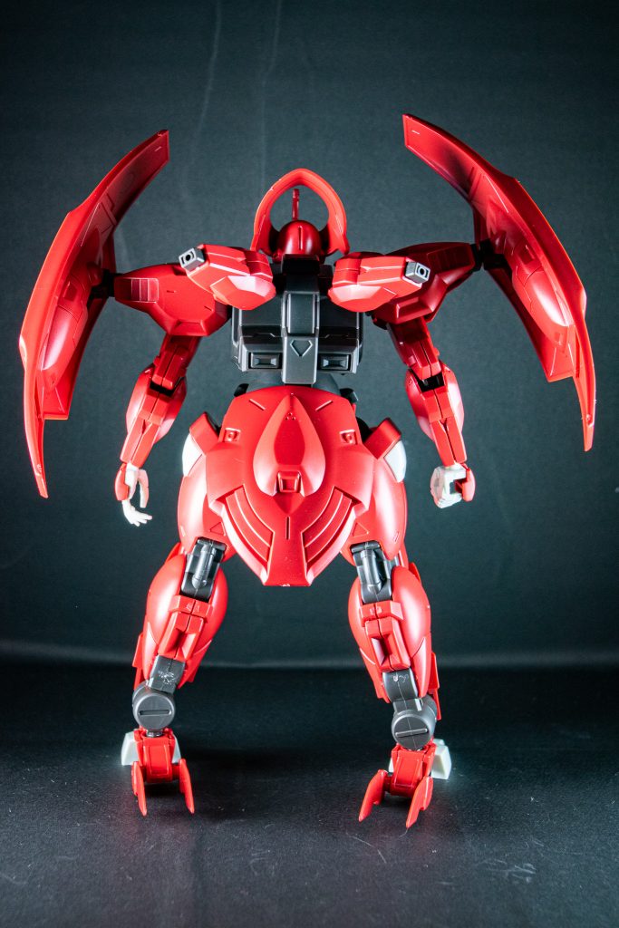 背面。スカートがガッツリしているので、脚の稼働に影響あり。バックパックも主張は無く、あくまでイーシュヴァラの取り付けとして機能している感じ。