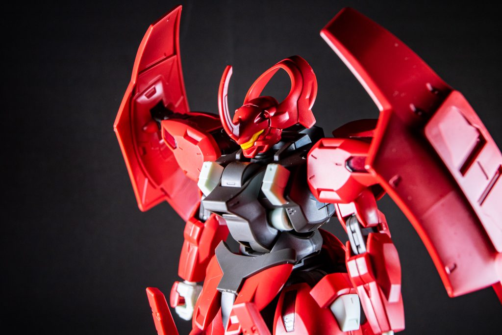 特徴的な肩についている２枚の盾。曲線の盾は美しくディテールもGood