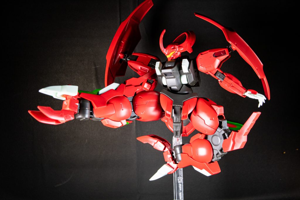 脚を突き出してシャルクロウを展開。しっかりと曲げきれるためライダーキックポーズもお手のもの