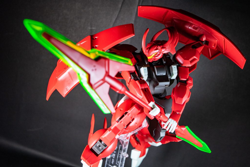 ビームジャベリンを構えて。刃部分が大きい為写真に映えるぜ。