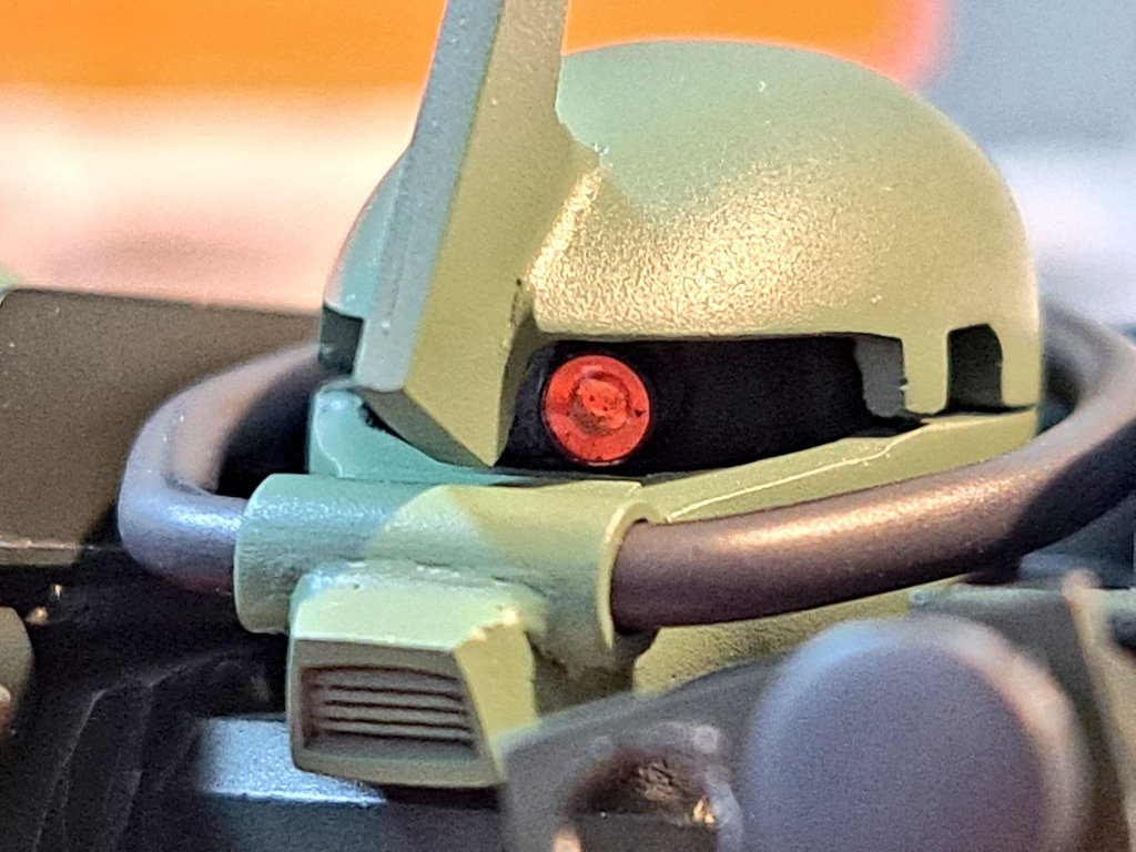 モノアイを奥に1mmのレンズパーツをつけその上に蓋をするようにレジンを流して二重構造みたいにしてみました