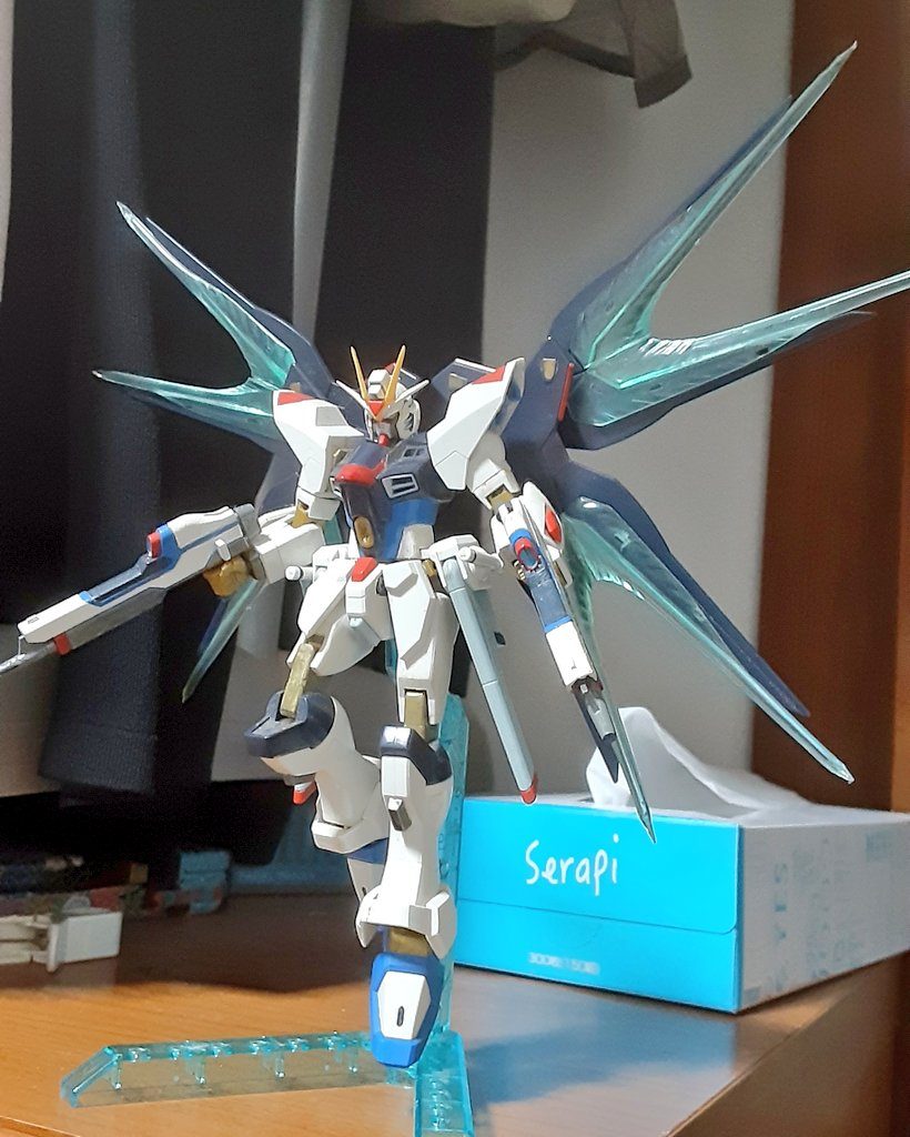 もう一個旧キットを買ってドラグーン射出エフェクトを加工して無理やり光の翼にしてます。