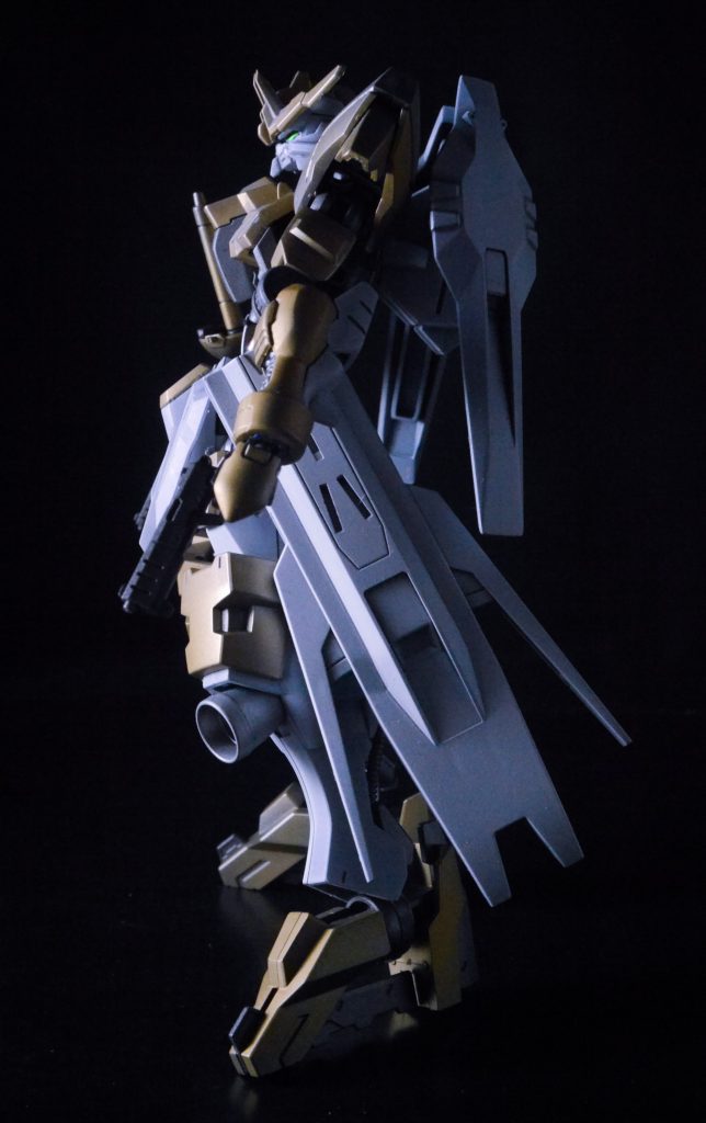 さて今回はもう一機あります。オルフェンズよりガンダムヴィダールです。 本編では青と黒のイメージで、個人的には黒騎士感(もしくは怪盗ゾロのような義賊感)が強かった機体でしたが、白と金をベースにした白騎士(もしくは黄金騎士?)感が出たらどうなんだろう、と思い色変えをやってみました。