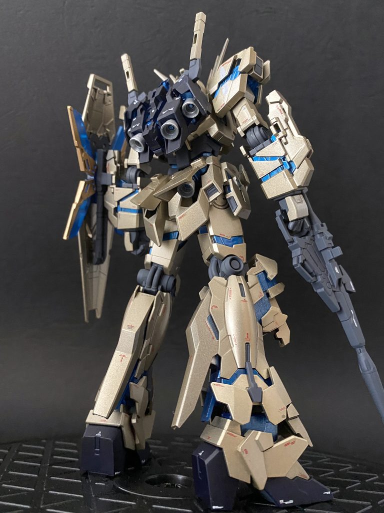 バックショット煽り、肩の羽マークがポイント。