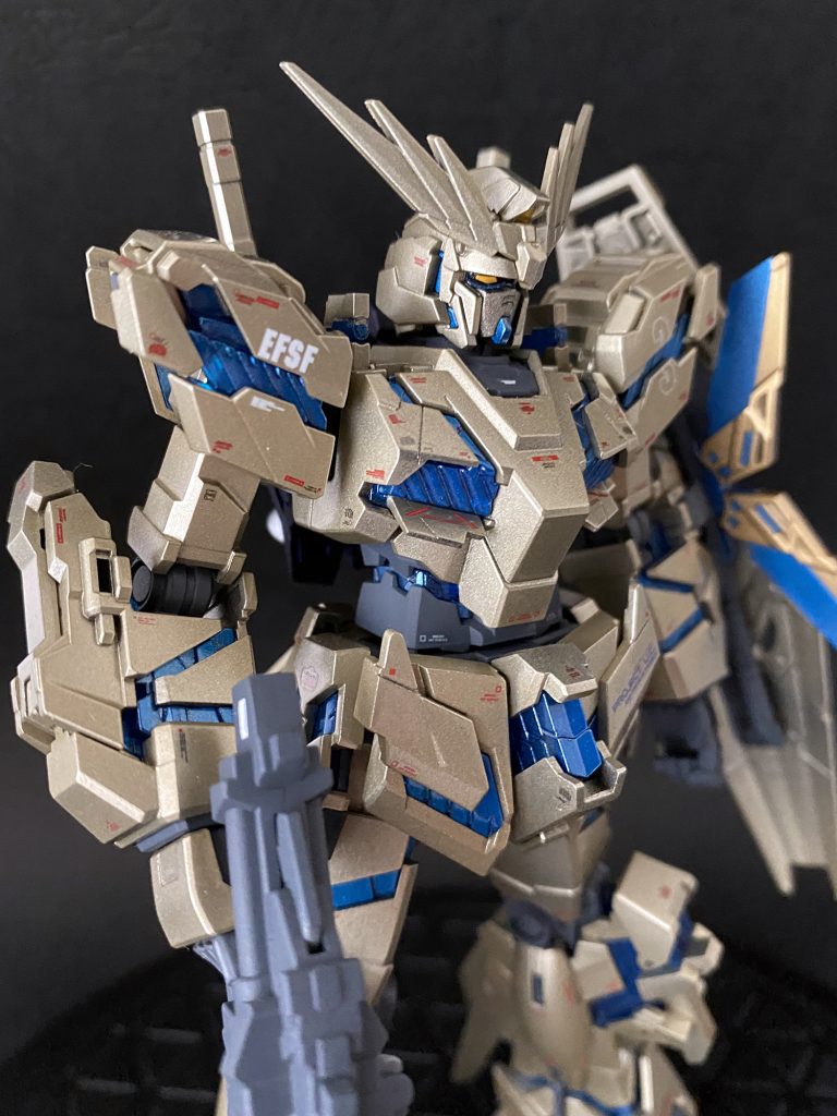 チタンゴールドで落ち着いた雰囲気。