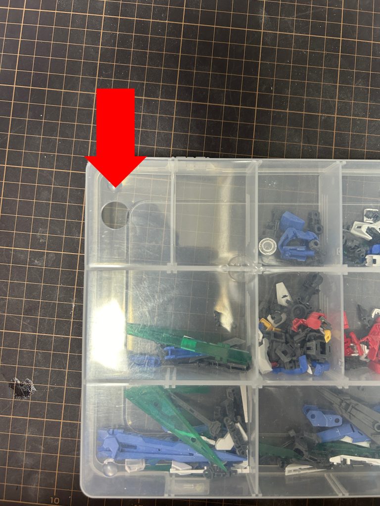 みなさんヤスリがけした後パーツどうしてますか?私は一度洗うようにしてますが毎回洗い方も違うしなんだかんだパーツ一個無いとかで探すのが煩わしくなってしまい今回横着な洗い方しました。百均のケースに穴開けて溢れない程度に水を張ります。軽く振って穴から水を切ります。カップ焼きそばリスペクトです。