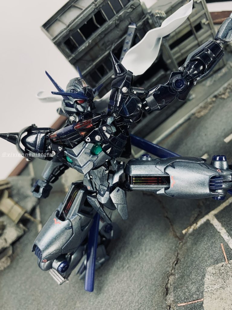 また、作品全体に立体感と世界観を持たせる為にジオラマを制作し、柔軟さを付けたポージングで戦闘中を表現しました。