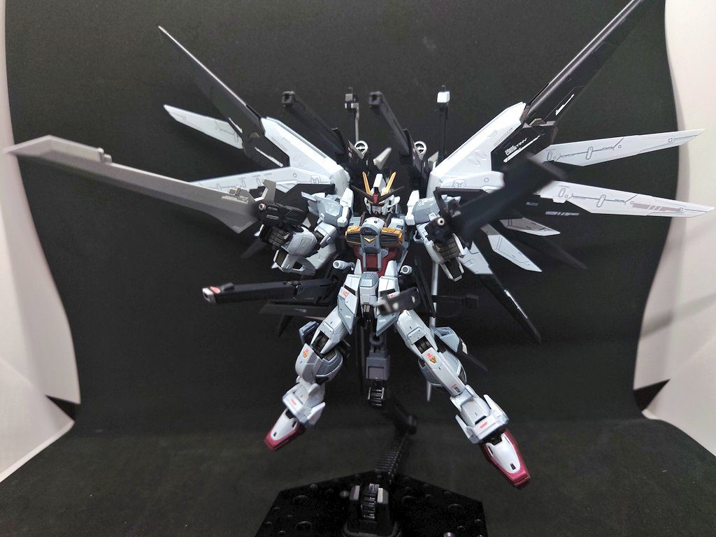 11月に作ったRGエクス・デスティニーインパルスEエクスインパルスの色を参考に各所にパテで造形+αとして武器とスラスターを追加デカールも特殊なのを使用し完全にワンオフ機として完成