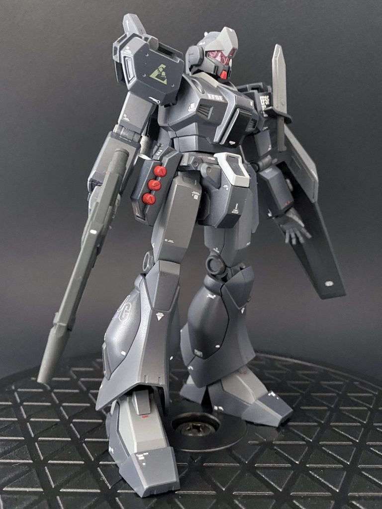 肩のナイフが特徴。