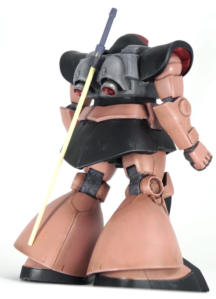 お尻とふくらはぎのバーニアもシルバーと赤で塗ったんですが、ふくらはぎ(膝下パーツ)の内側は未塗装で成型色の紫が丸出しなので下からののぞきショットは控えます。