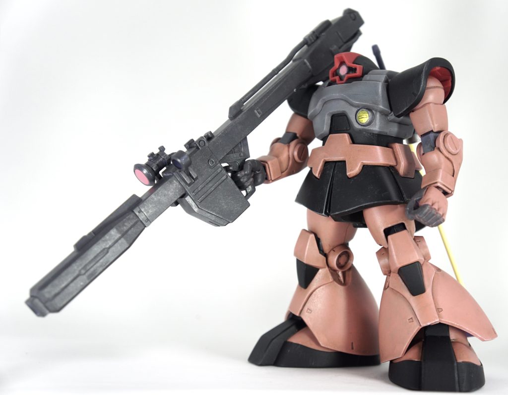 とにかくビームバズーカを持たせたかったのでリックドムにして、リックドムならシャア専用にできるなって、水性ホビーカラーのシャアピンクを買ってきました。筆塗りです。黒、赤のパーツは成型色のままです。手の色は HGのリファレンス(箱絵、説明書)だと全部紫1色なんですが、MGは手の平と指がグレーなんです。MGの方が好きなので塗り分けました。