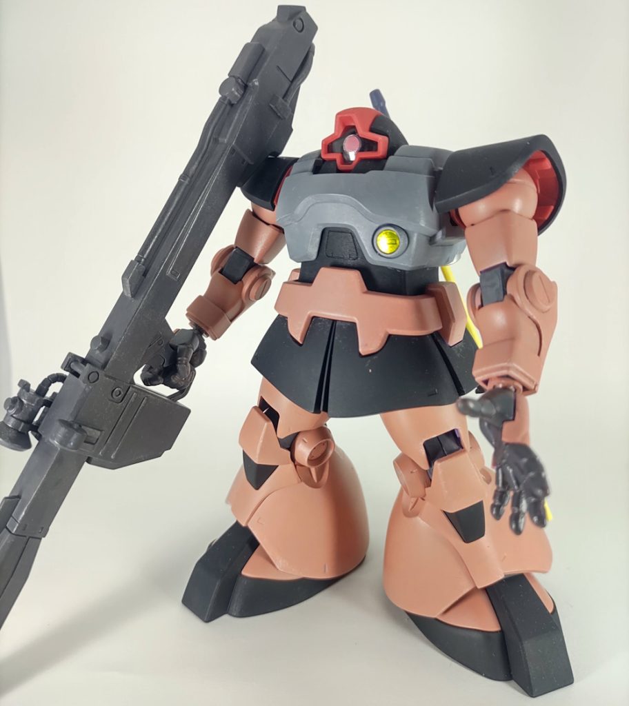 汚し前の写真。何か違和感を感じないでしょうか。私はえっ？ってなったんですよね。手首が異様に長くて(写真では右手が顕著)、ポリキャップ丸見えだなと(写真左手)。それでガンスタでHG ドム、リックドムを見て回ったんです。全然手首詰まってるのがほとんどで、何体か居ました、同じ用に手首が長いドム/リックドムが...