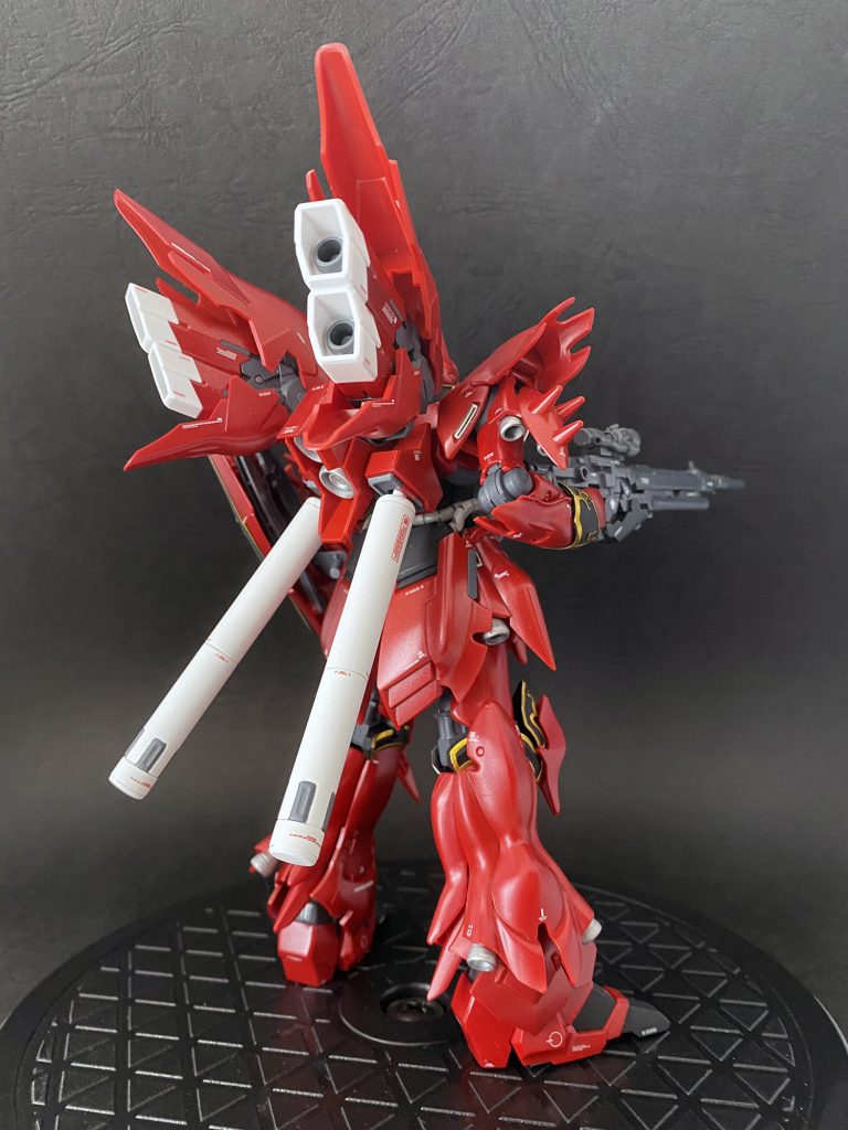 プロペラントや背部バーニアの白い部分には赤のデカール。