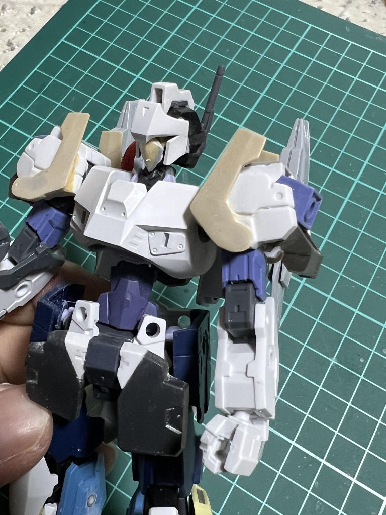 肩のアーマーも30MMのパーツを組み合わせたもの。エポパテで無理やりくっつけたりしてます。胸部はエルガイム。頭部はエルガイムと30MMのアルト、トサカはEGガンダムから。フェイス部分だけプラ板とパテで新造。首は長かったので少し縮めました。それでも長いですが。腕は30MMのラビオットのまま(だと思います)