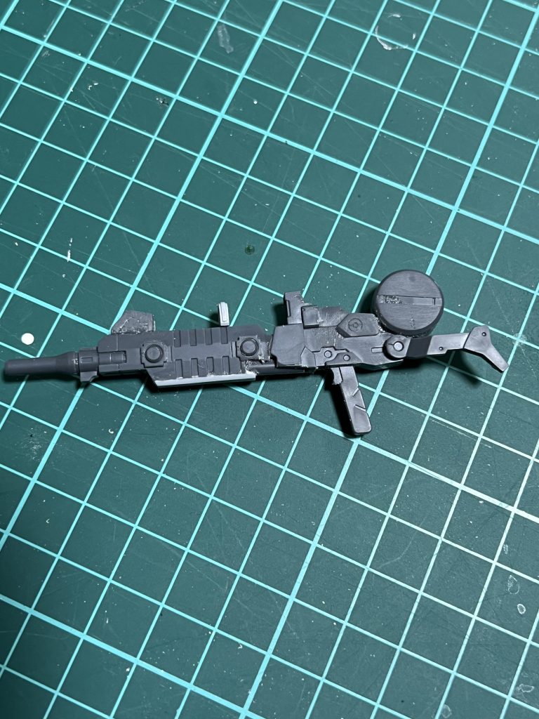 ライフルも30MMのものを組み合わせて無理やり接着。パイプ部分はビルダーズパーツ。