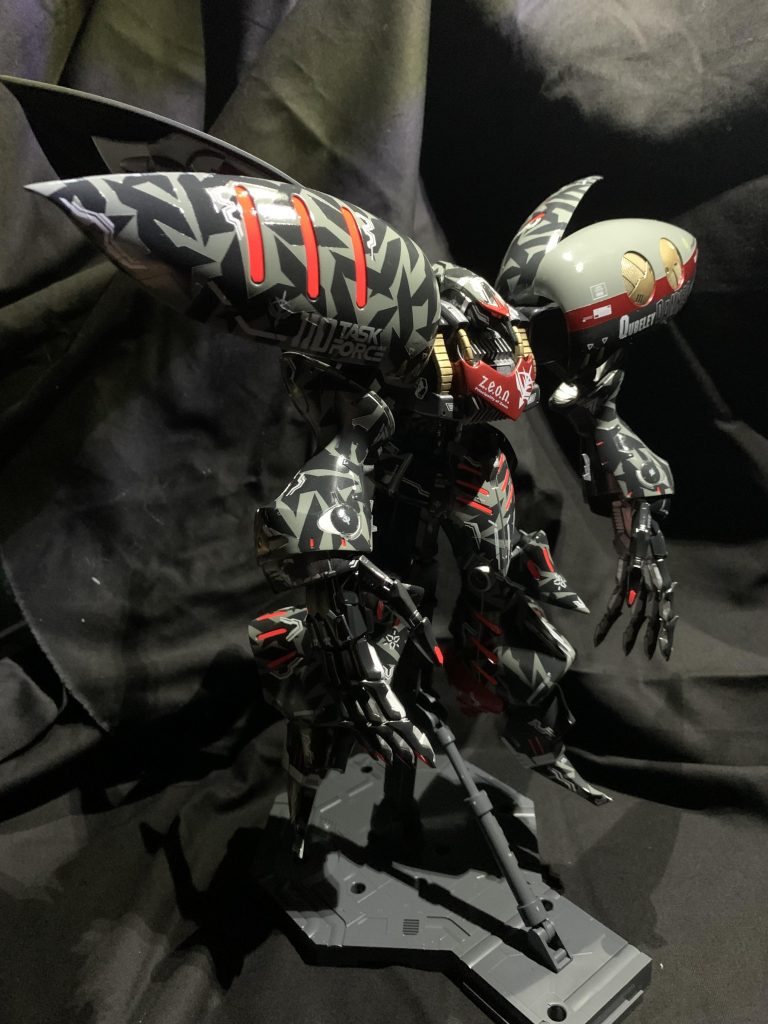 曲面が多い機体ですが2色迷彩風ペイントで尚且つ刺々しいデザインにしてみました。