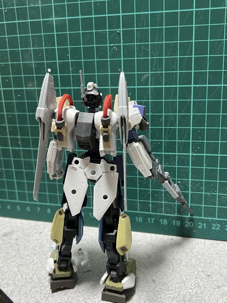 パイプは30MMのオプションパーツを利用。ランドセルはエルガイムの太もも部分とFGガンダムヴァーチェのたぶん胸部パーツらしきもので作成。ウイングはビルダーズパーツそのまま。