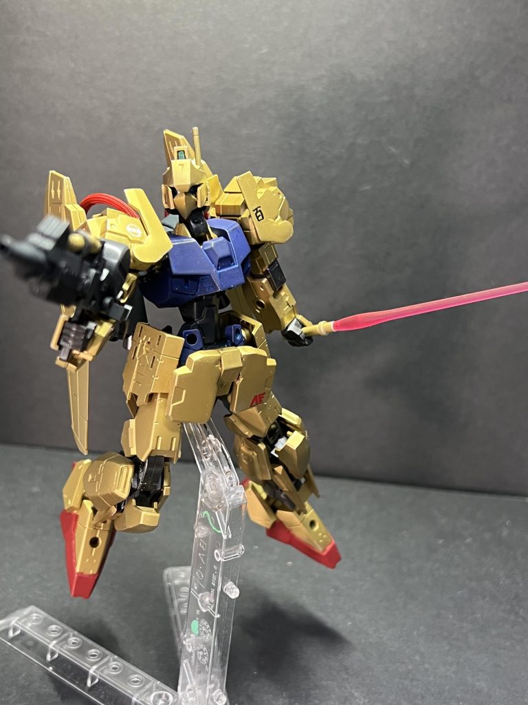 カラーレシピゴールドは、Mr.メタルカラー ブラス。関節部はスターブライトアイアン。バックパックと腹部はミッドナイトブルー(ガイアノーツ)胸部はタミヤ エナメル塗料のロイヤルブルー足のレッドはシタデルのメフィンストンレッド。武器は黒鉄色(クレオス)。