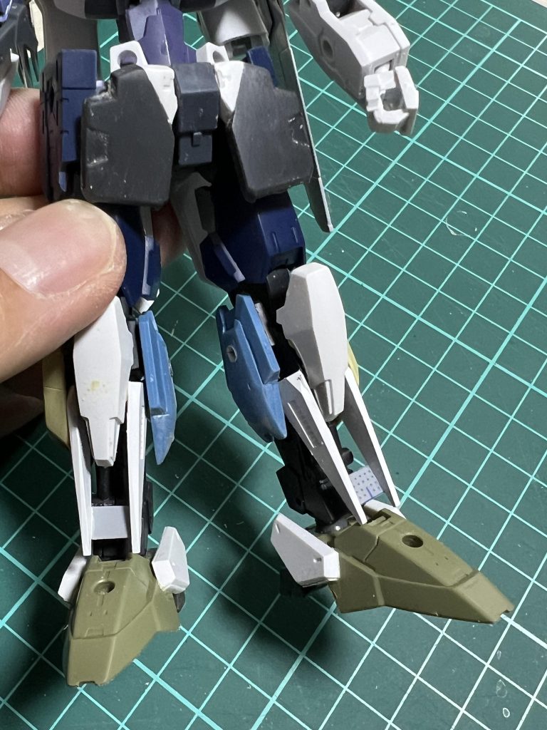 フロントアーマーはFGのガンダムヴァーチェのもの。脚部は30MM、EGガンダム、エルガイムの腕を組み合わせて。脚部の中心は30MMの犬メカのもの。