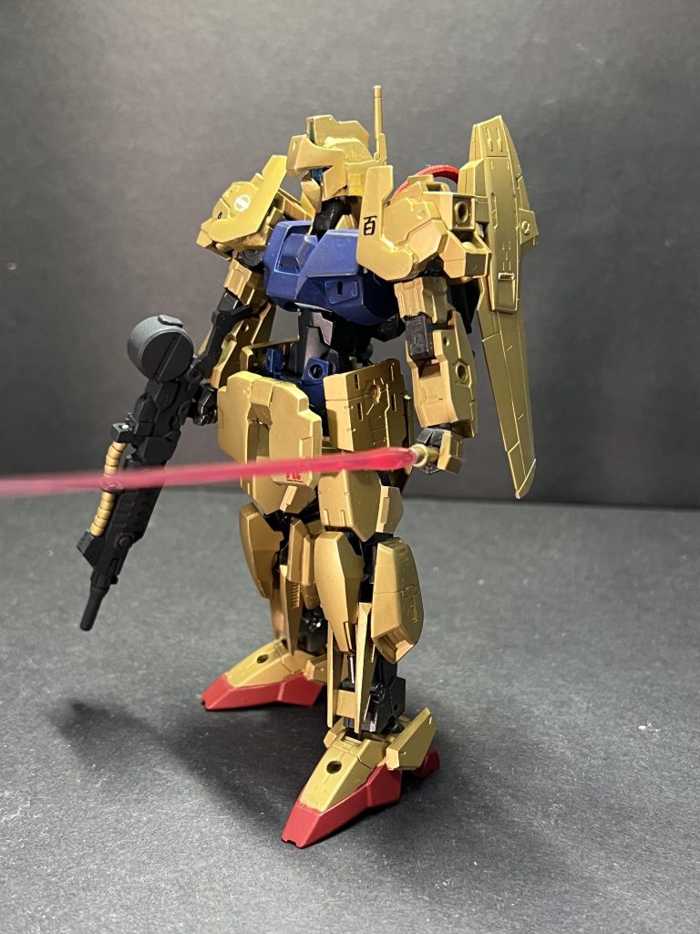 側面から。なるべく既存のパーツを使うこと。百式のパーツは使わないこと。二つの大まかな方針で使えそうなパーツを見繕って作成。実は、パーツ集めに数ヶ月くらいかかってます。