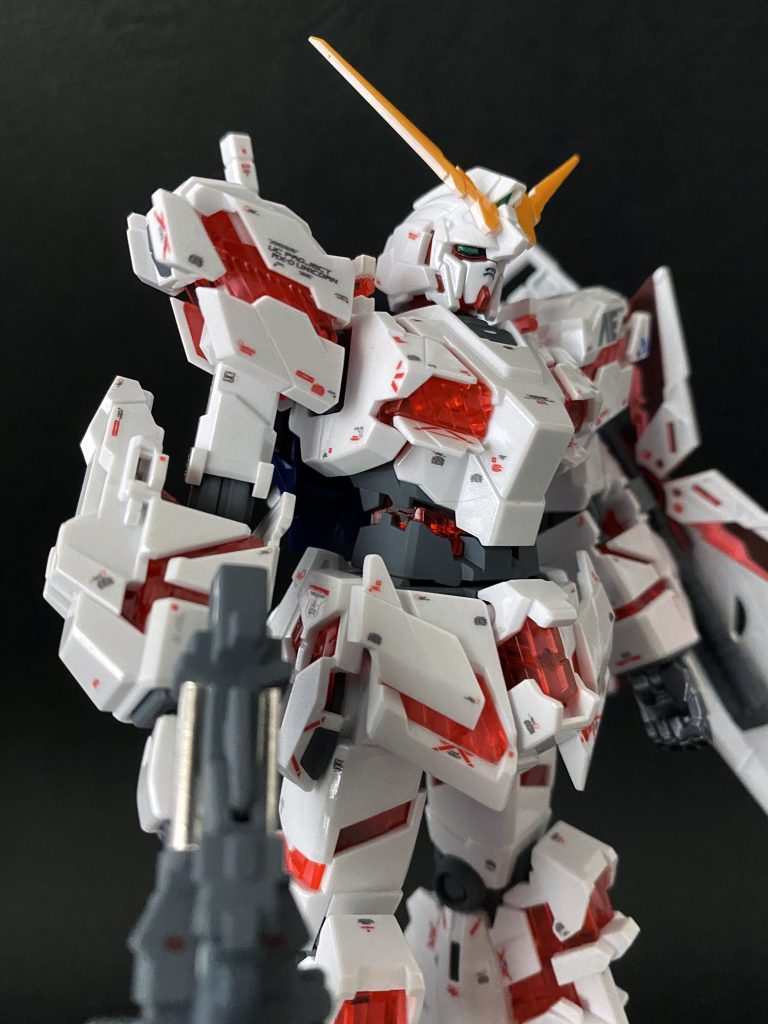 公式ガイドを見ながらデカールを貼り込み。