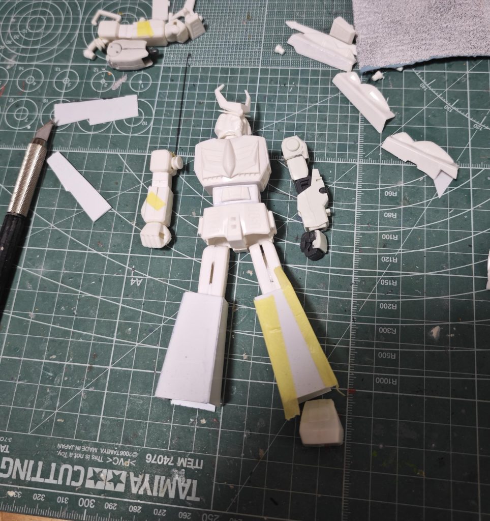 とはいえ分解しちゃう。できるだけ元のパーツ形状はそのままに、関節のタイミングを修正した。関節は、首、肩、足首等、ガンプラのパーツを移植。これはガンプラなのか?