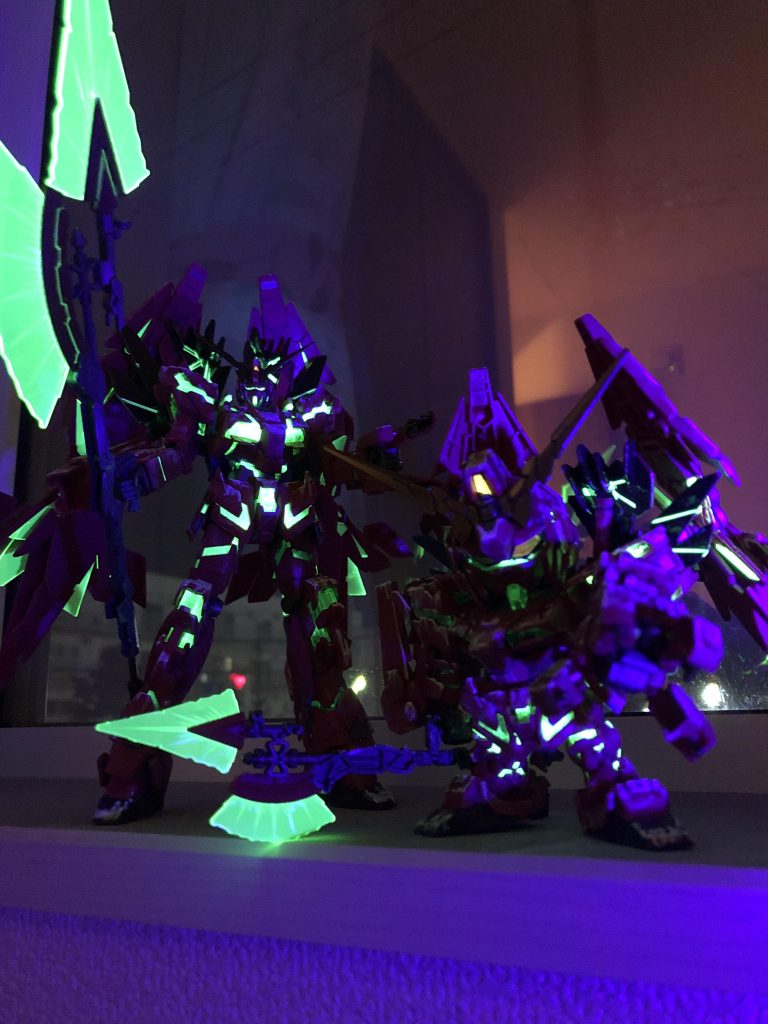 照明落としてブラックライト浴びせるとこんな感じです。動画は以下(音無し)。https://twitter.com/0_rage2/status/1738842544581316659?s=12&t=7FFrWIF2Cye0H6ZiYWYHkw