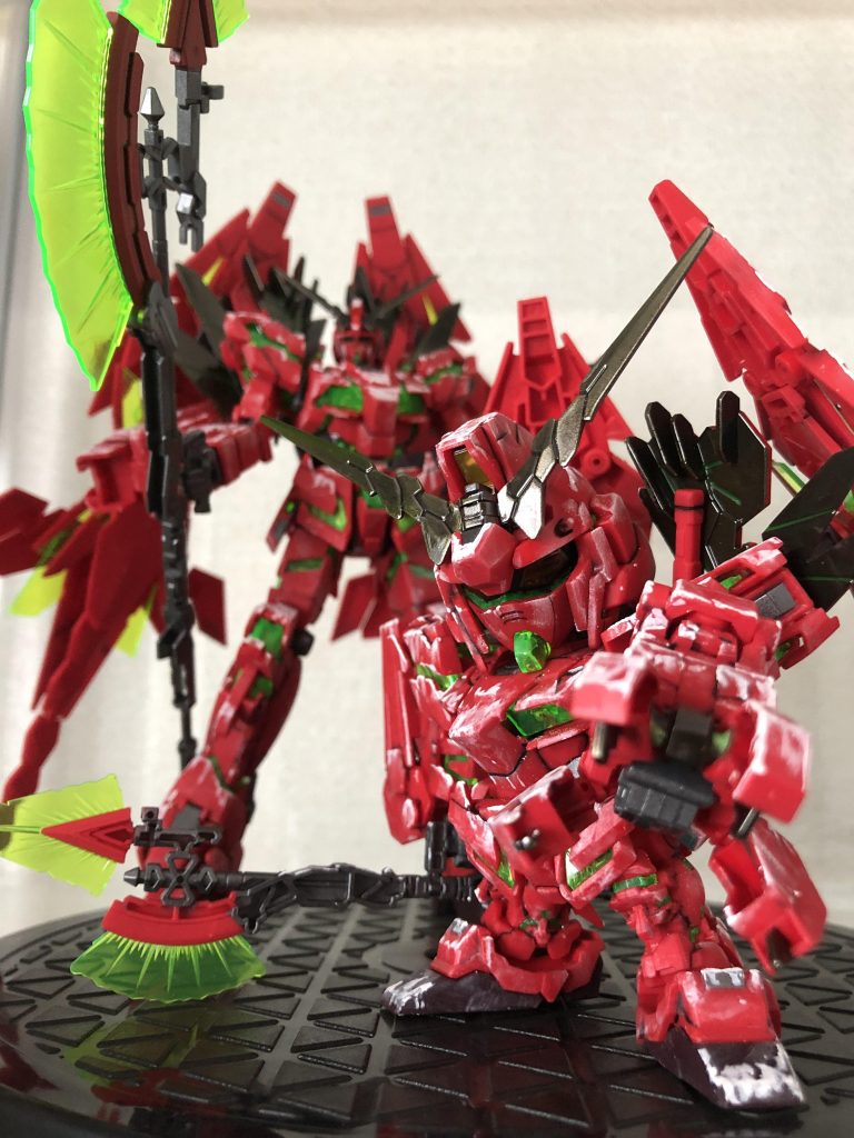 ウェザリングマスターやウェザリングスティックで雪っぽい表現を。赤パーツ裏にメッキシルバーを塗ることでクリアパーツを弱冠明るくしてます。