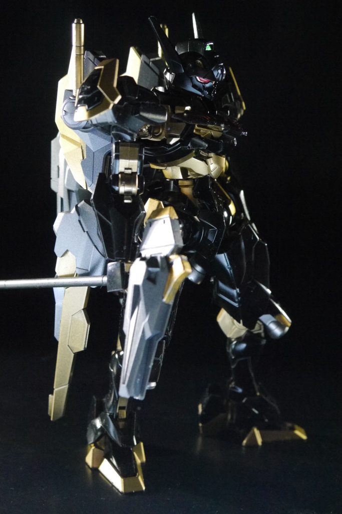 黒背景で撮影。今回改めて痛感したのですが【黒背景で黒い機体の撮影は難しい】ですね……。かなりテクが必要である事と、環境が整ってないと難しいという事が調べれば調べる程に感じられました。カメラの世界もホント奥が深い……。